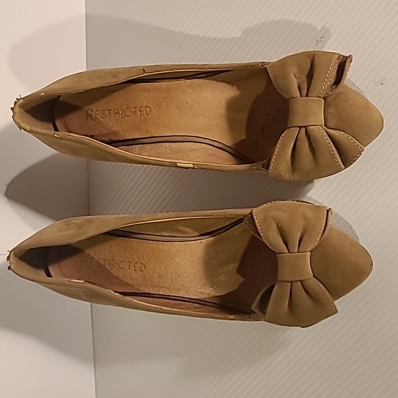 Restricted Used women's 2" tan suede heels with cute bow detail pointy toe - Picture 3 of 8